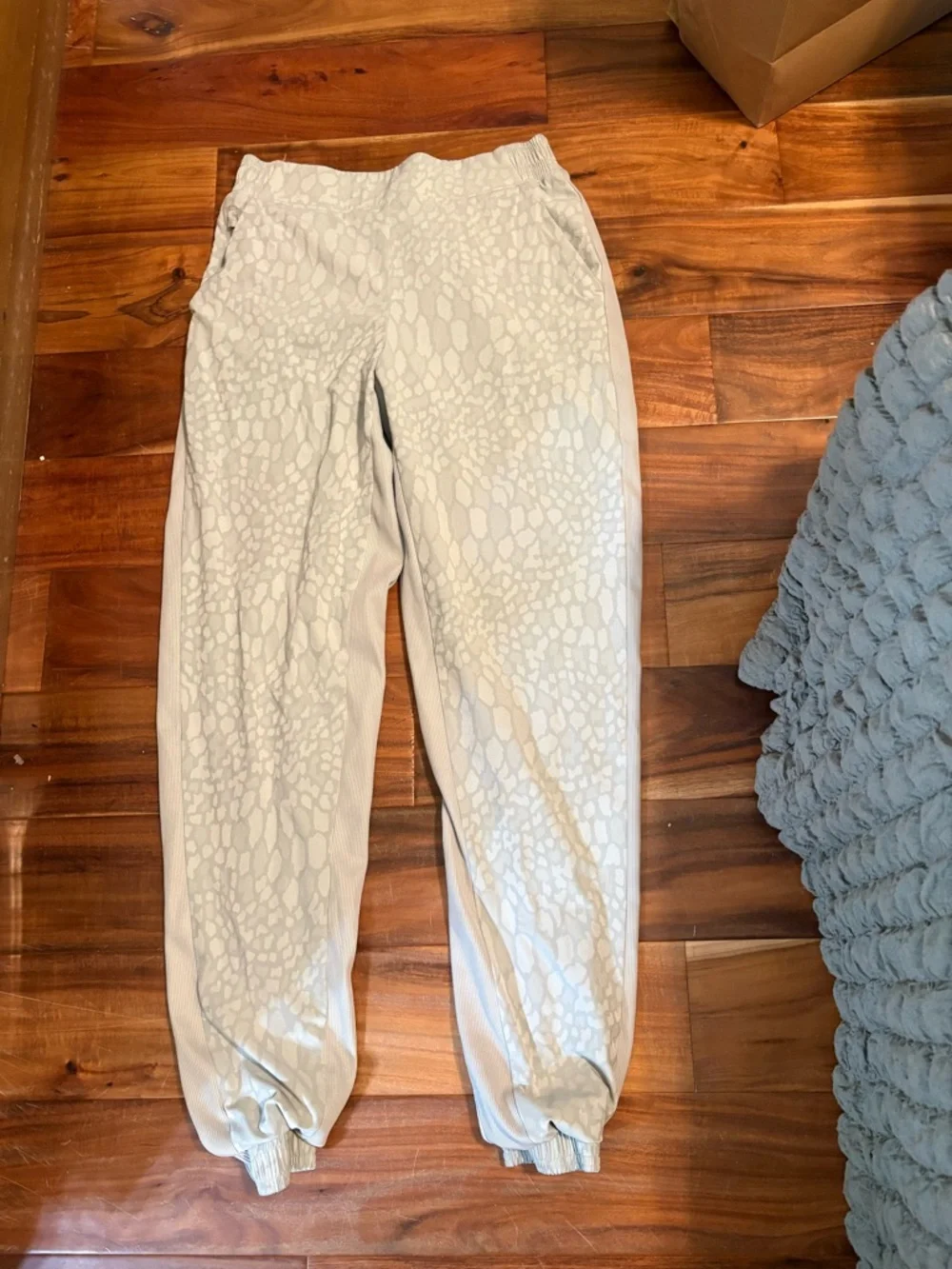Athleta Joggers Women’s Size 6 Tall Gray Animal‎ Print Athleisure Pants (0409)